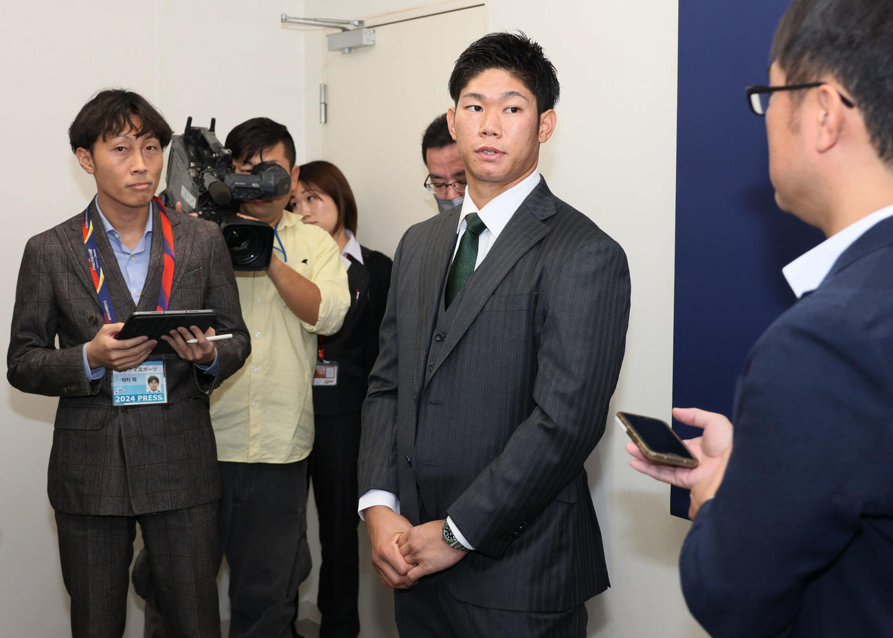 契約更改後の会見を終え、囲み取材に応じる広島坂倉（撮影・加藤孝規）