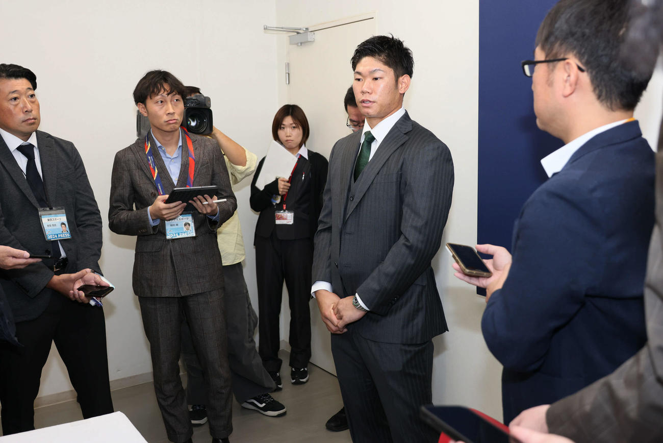 契約更改後の会見を終え、囲み取材に応じる広島坂倉（撮影・加藤孝規）