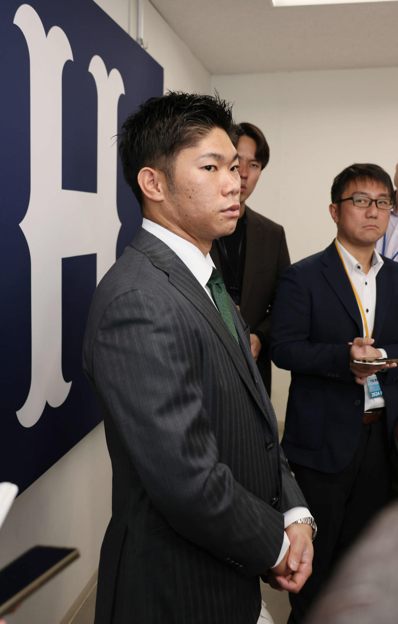 契約更改後の会見を終え、囲み取材に応じる広島坂倉（撮影・加藤孝規）