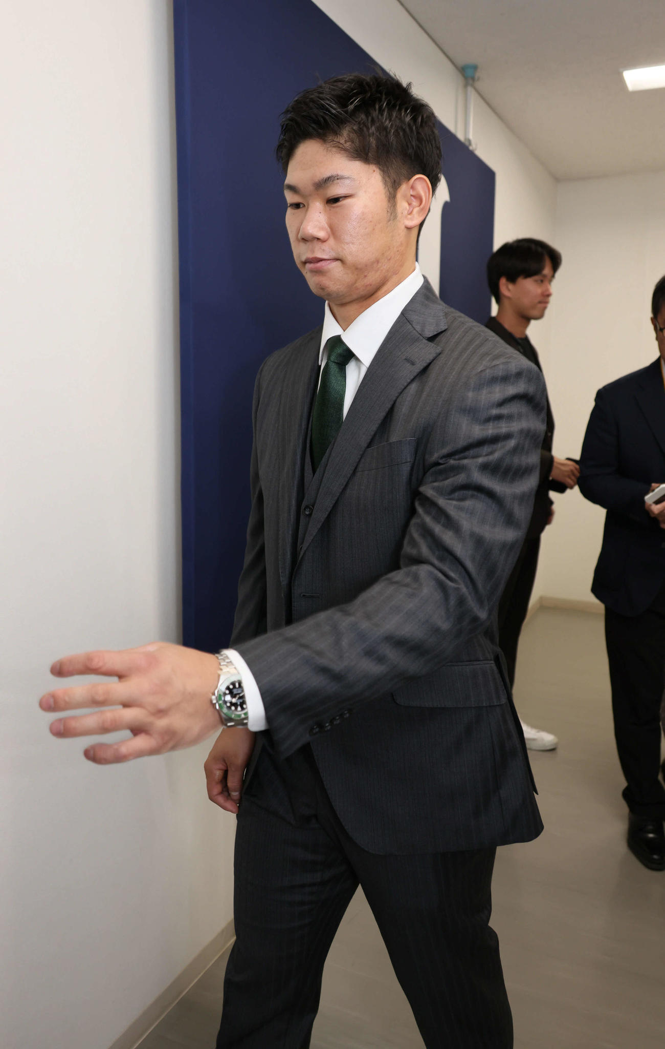 契約更改後の会見を終え、会見場を後にする広島坂倉（撮影・加藤孝規）