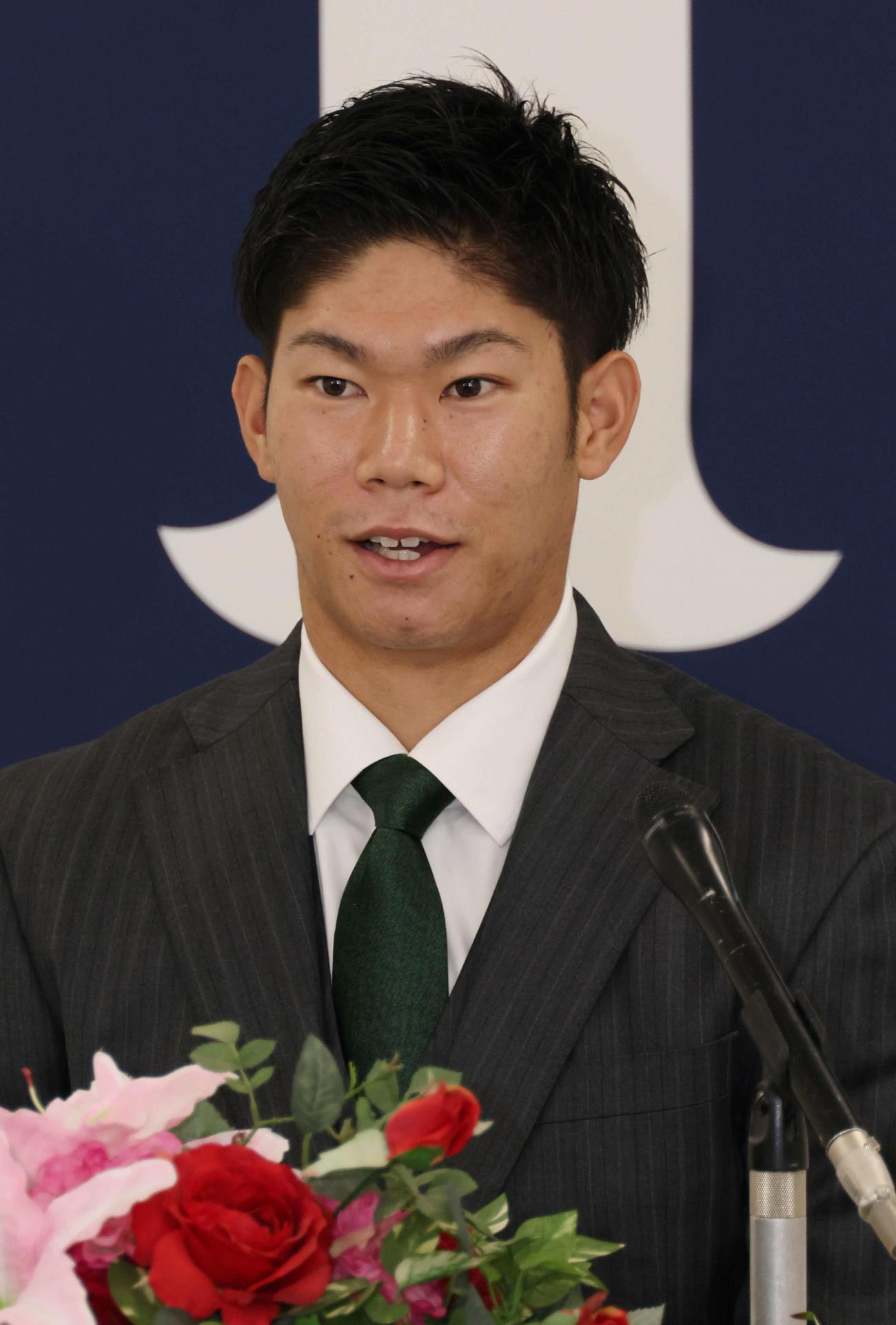 契約更改を終え、会見する広島坂倉（撮影・加藤孝規）
