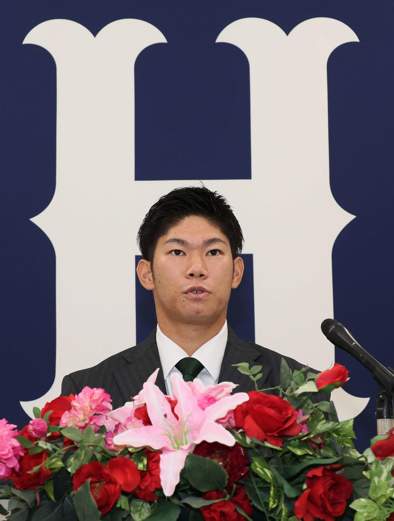 契約更改を終え、会見する広島坂倉（撮影・加藤孝規）