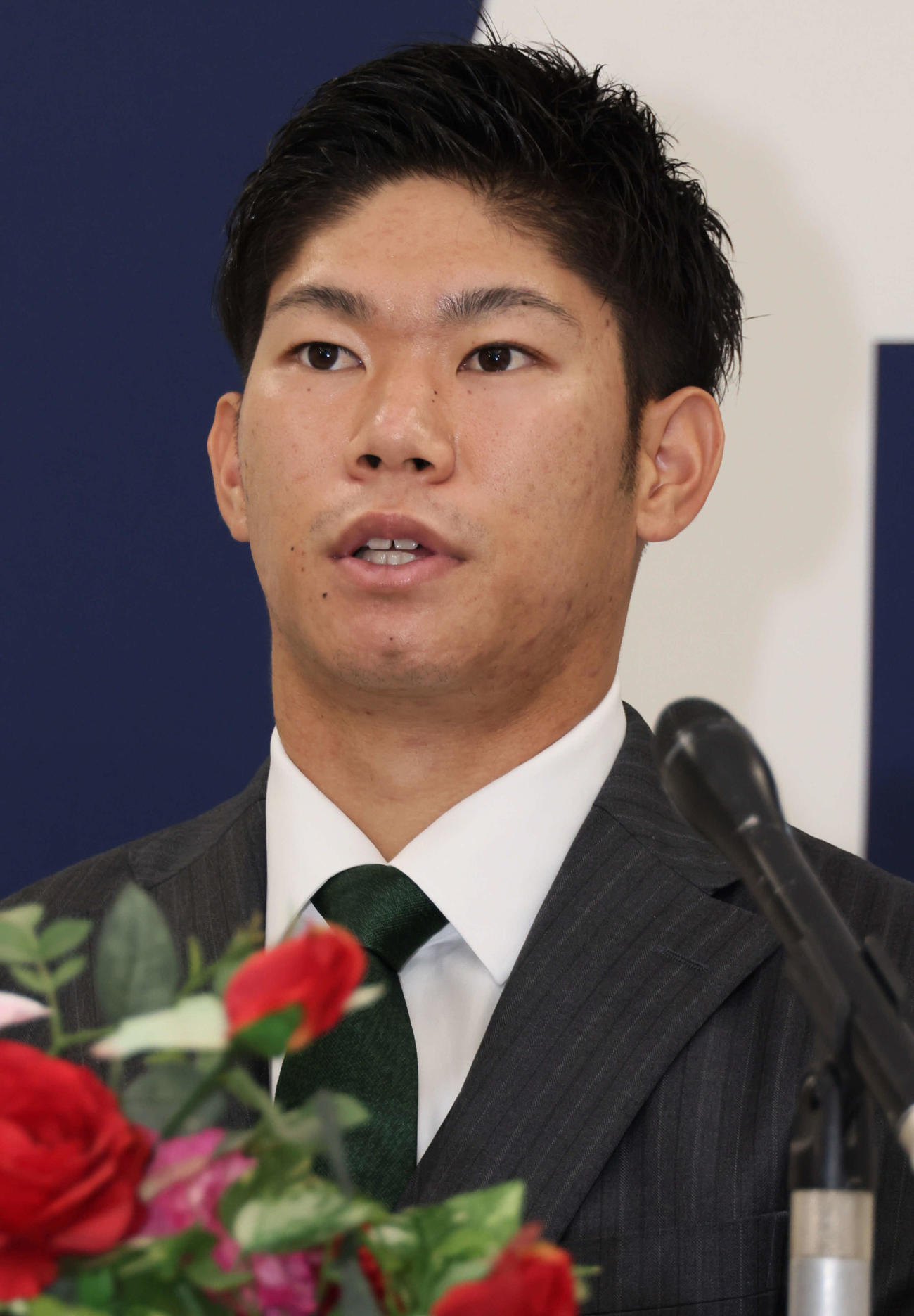 契約更改を終え、会見する広島坂倉（撮影・加藤孝規）