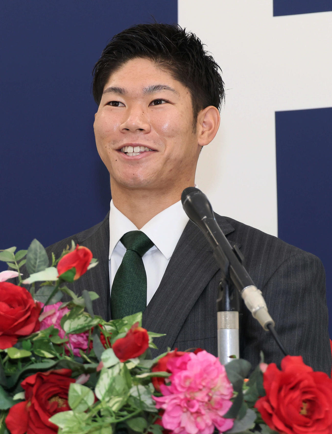 契約更改を終え、会見する広島坂倉（撮影・加藤孝規）
