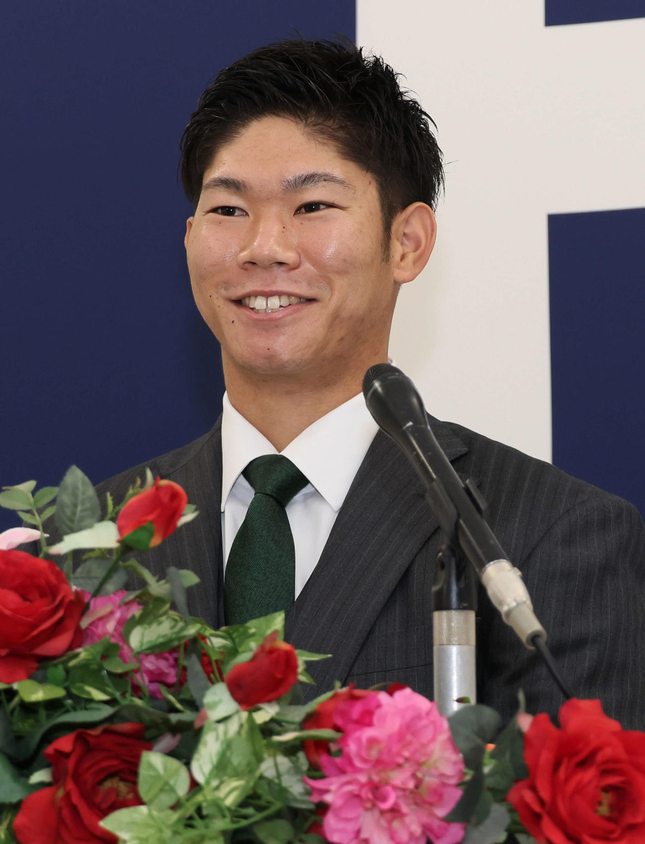契約更改を終え、会見する広島坂倉（撮影・加藤孝規）
