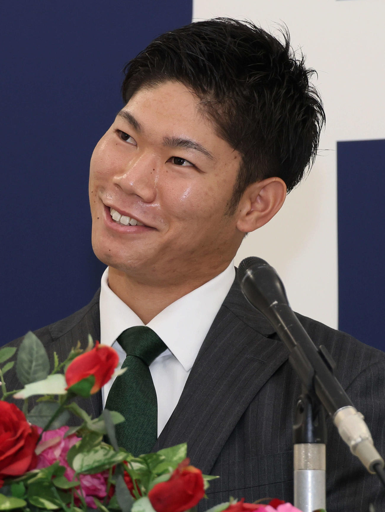 契約更改を終え、会見する広島坂倉（撮影・加藤孝規）