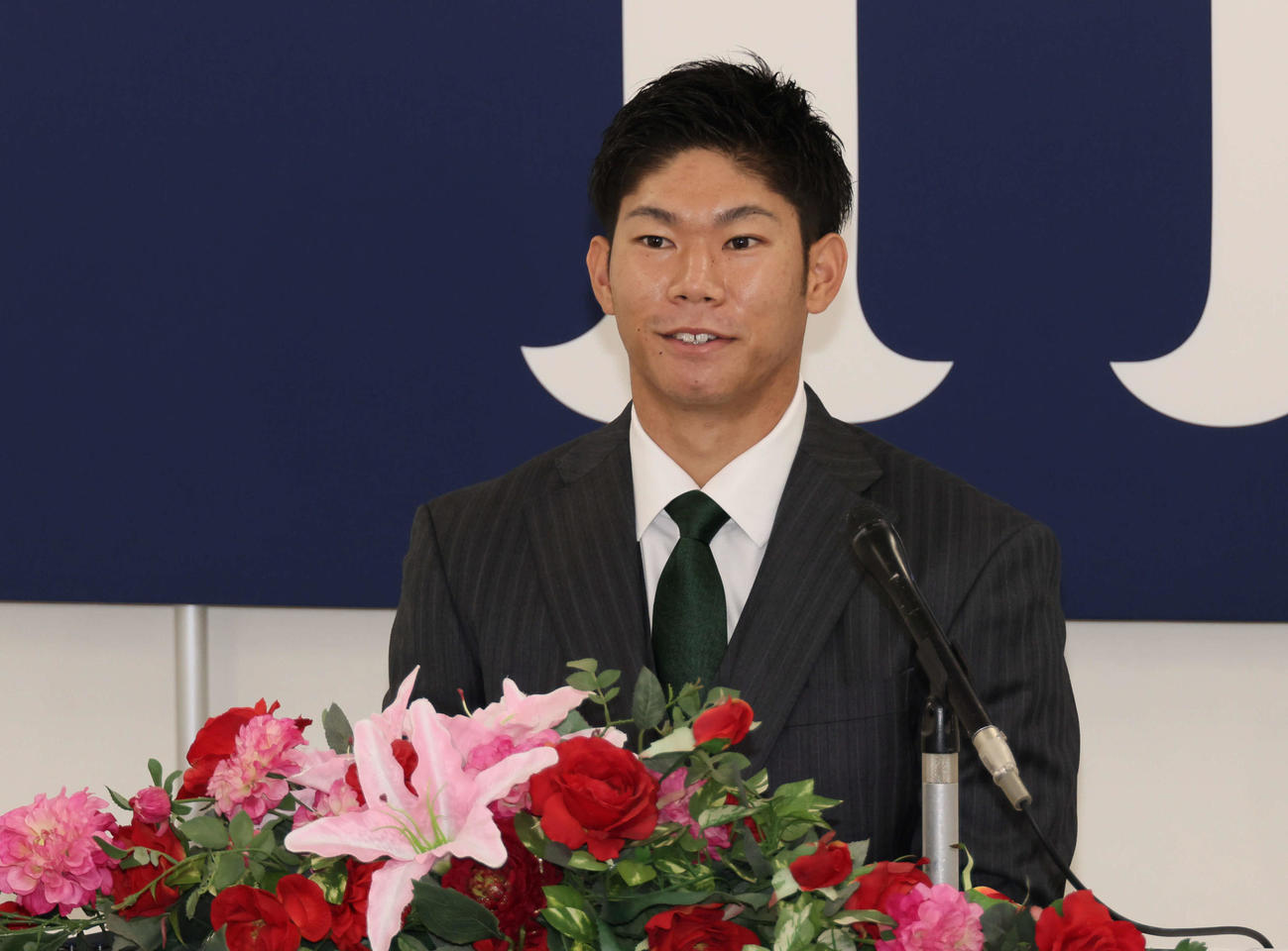 契約更改を終え、会見する広島坂倉（撮影・加藤孝規）