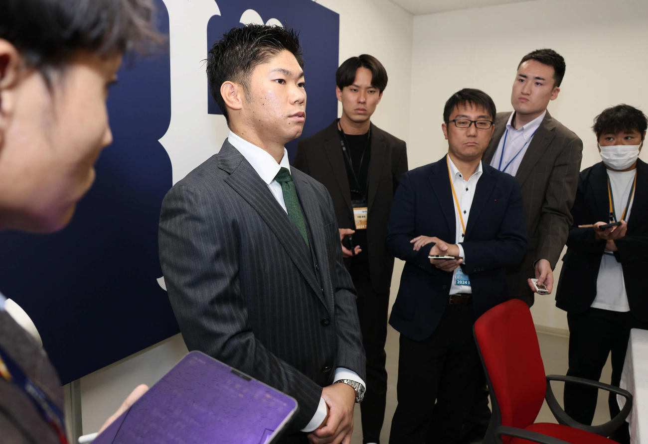 契約更改後の会見を終え、囲み取材に応じる広島坂倉（撮影・加藤孝規）