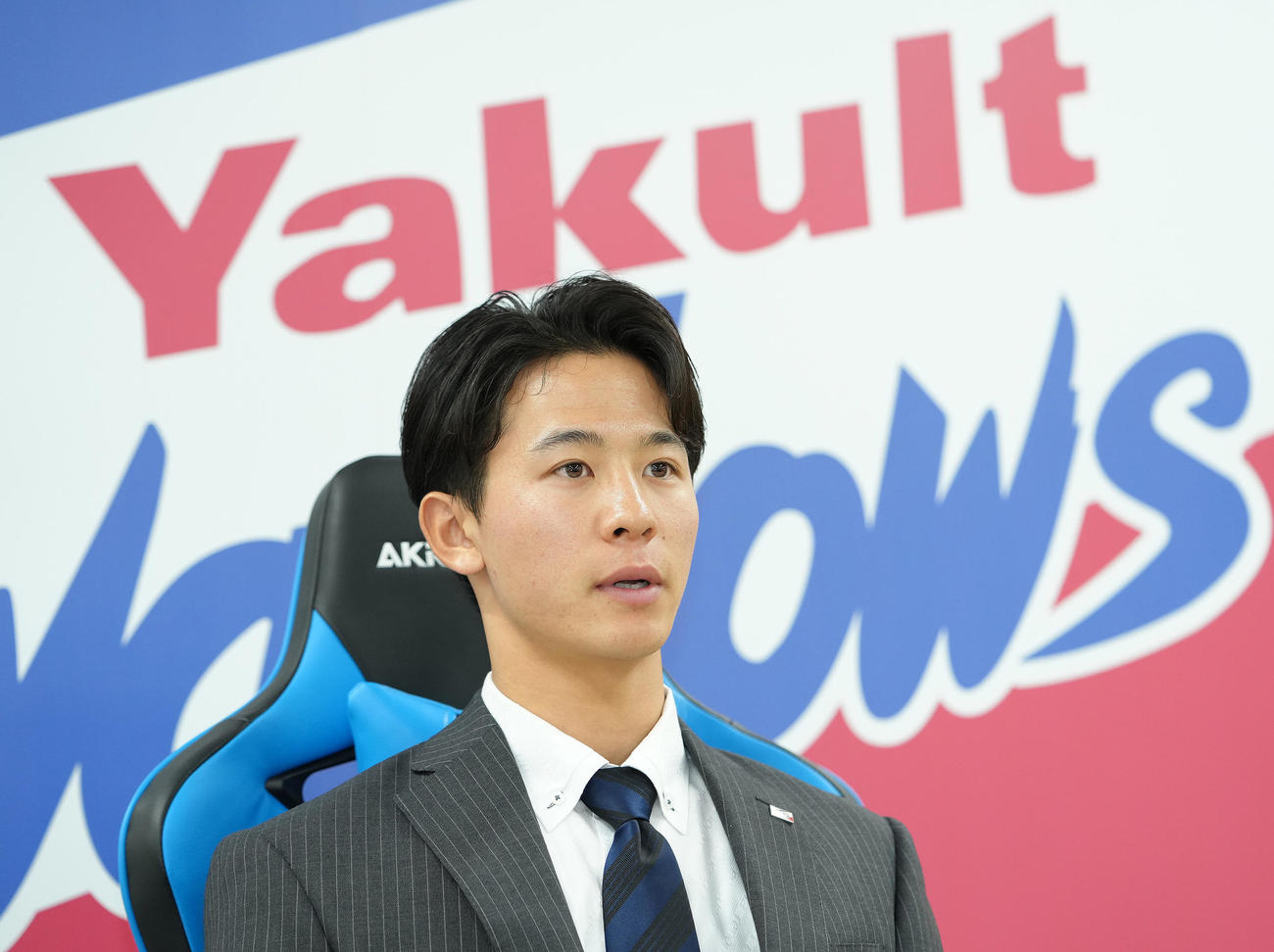 契約更改を終え、会見に臨むヤクルト内山（撮影・足立雅史）