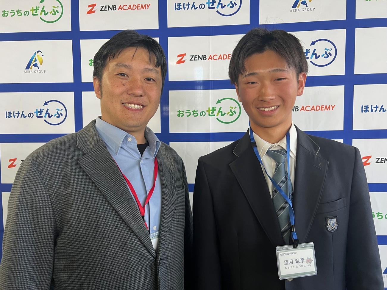 BC山梨の加藤球団代表（左）と新入団の身延・望月竜彦（撮影・金子真仁）