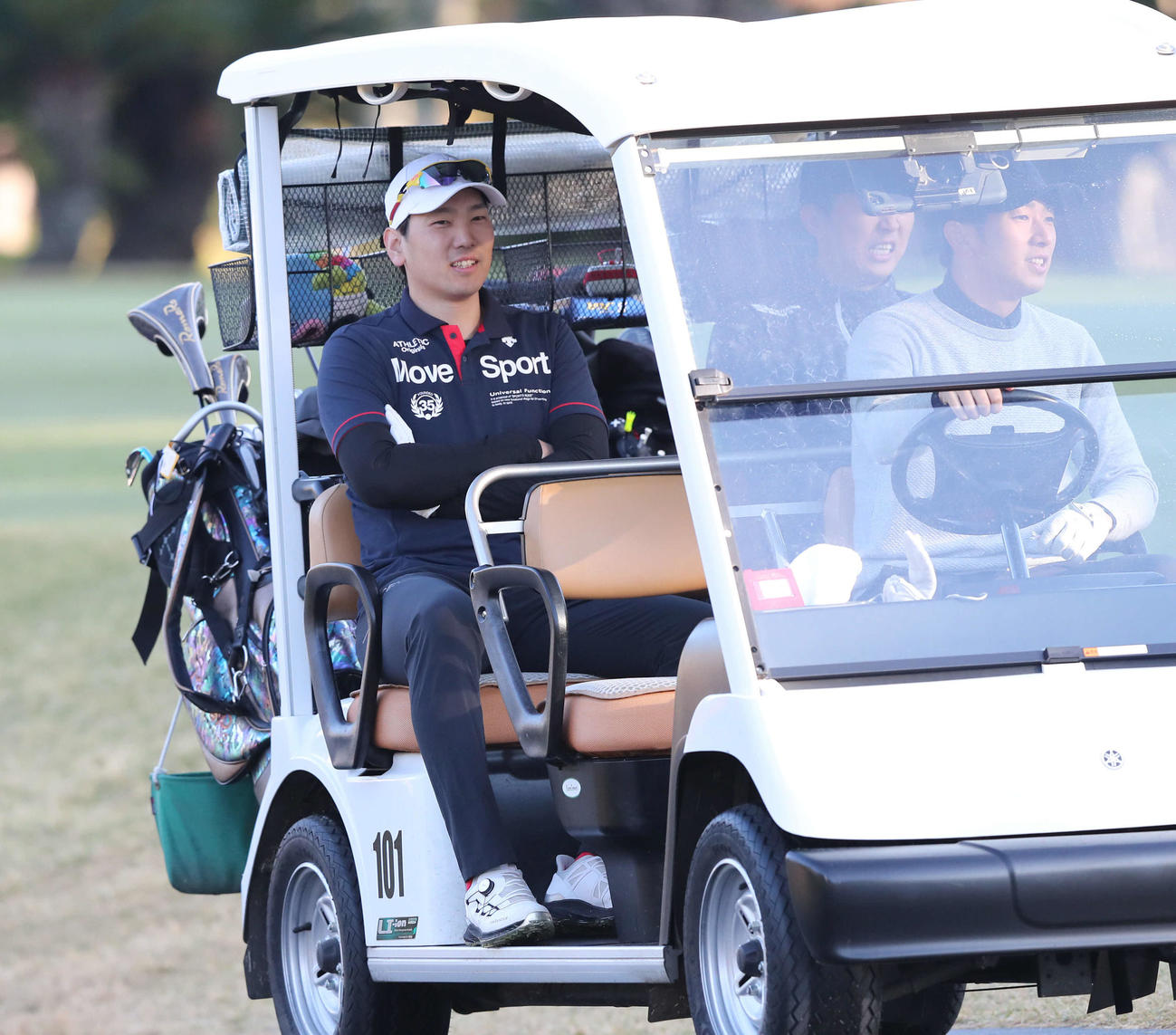カートに乗って第2打地点に向かうソフトバンク石川（撮影・梅根麻紀）