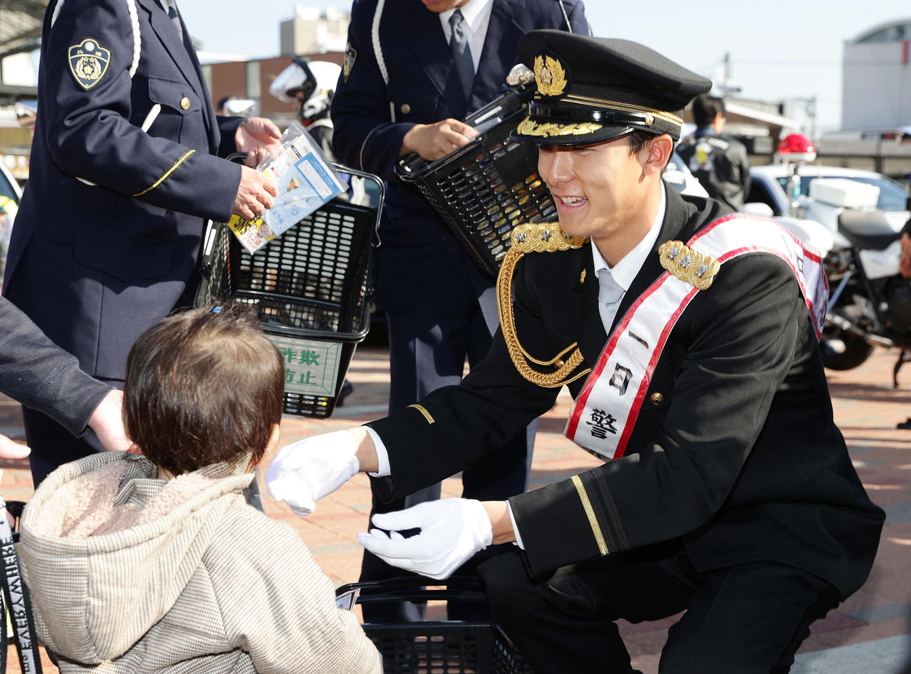 甲子園警察署の一日署長を務める阪神小幡（撮影・前田充）