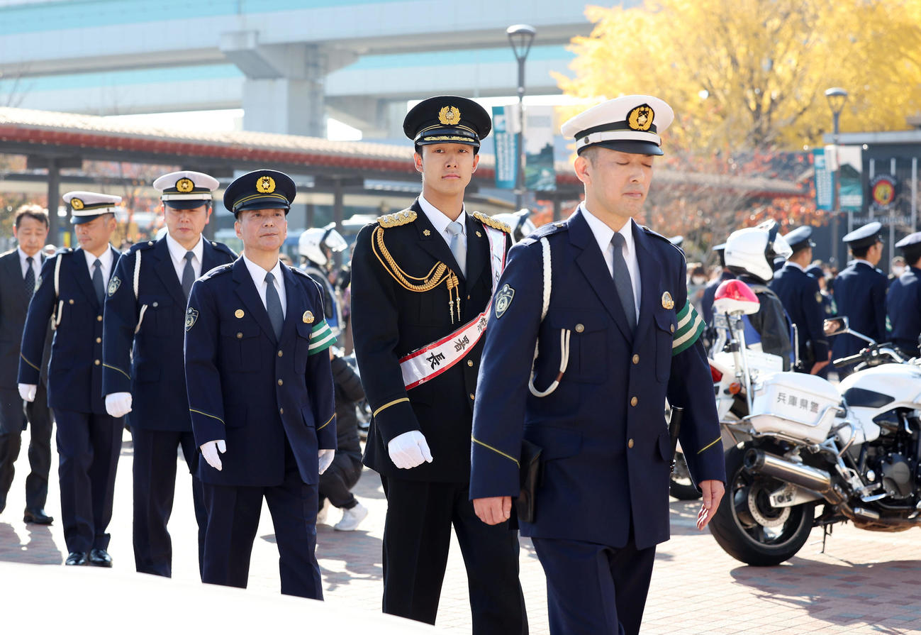 甲子園警察署の一日署長を務める阪神小幡（右から2人目）（撮影・前田充）