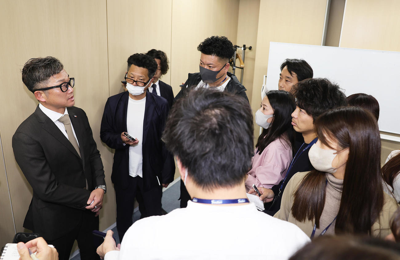契約更改を終え、取材に応じるヤクルト石川（左端）（撮影・足立雅史）
