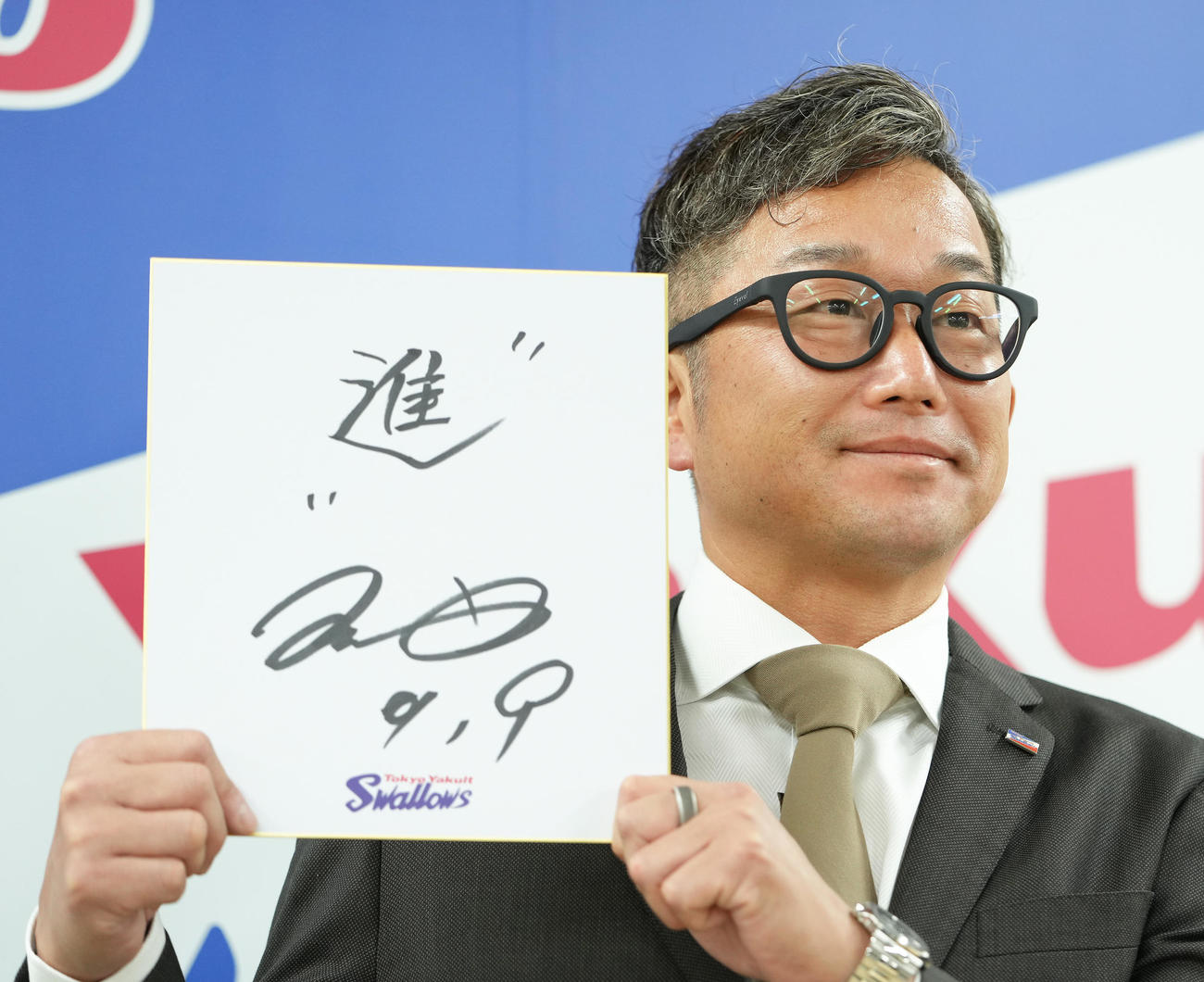 契約更改を終えたヤクルト石川は色紙に「進」と記す（撮影・足立雅史）