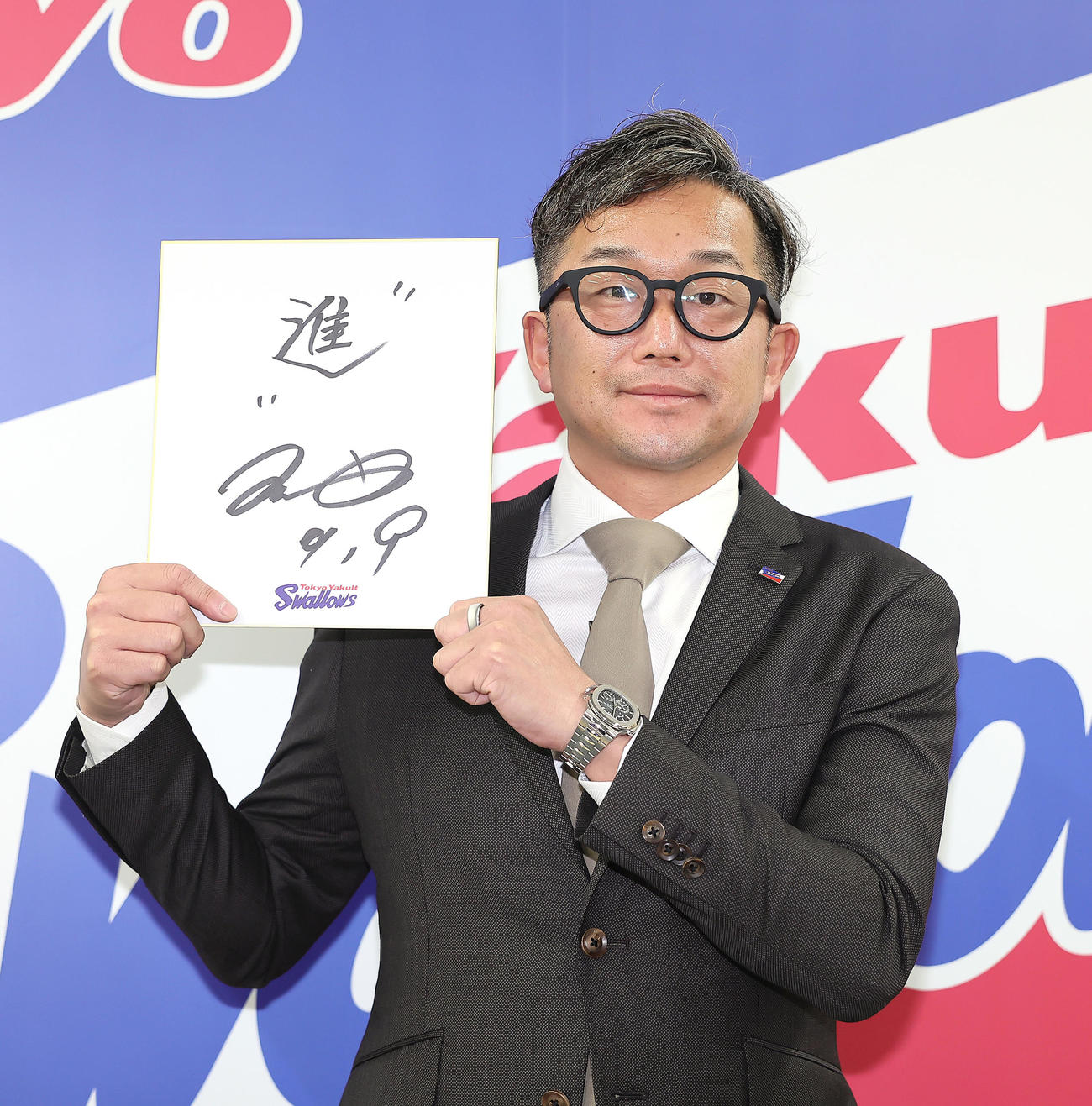 契約更改を終えたヤクルト石川は色紙に「進」と記す（撮影・足立雅史）