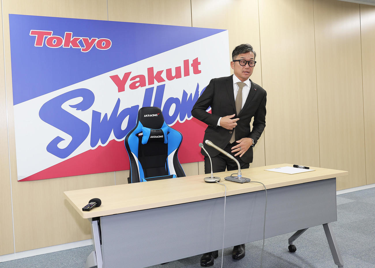 契約更改を終え、会見に臨むヤクルト石川（撮影・足立雅史）