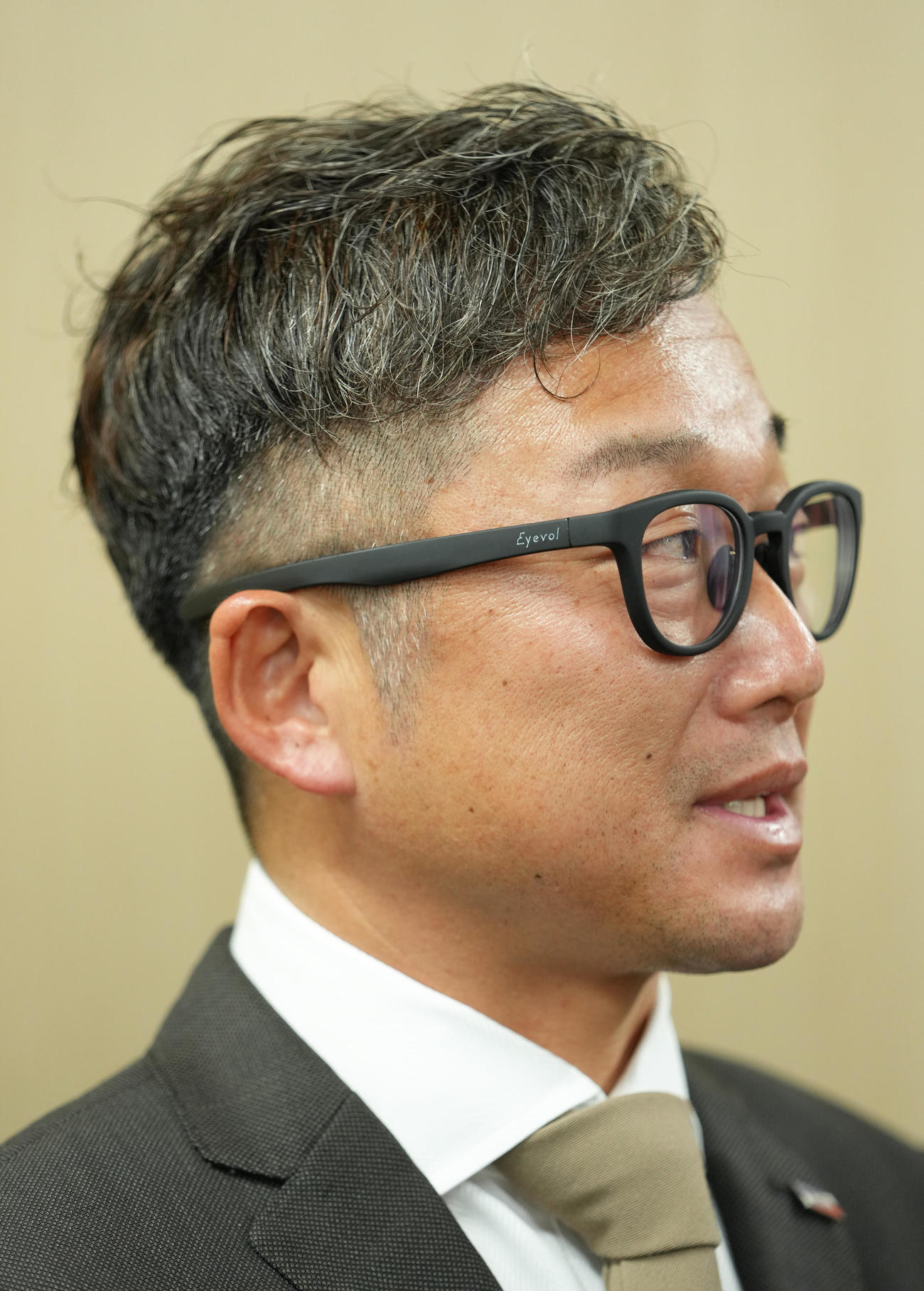 契約更改を終え、記者からの質問に答えるヤクルト石川（撮影・足立雅史）