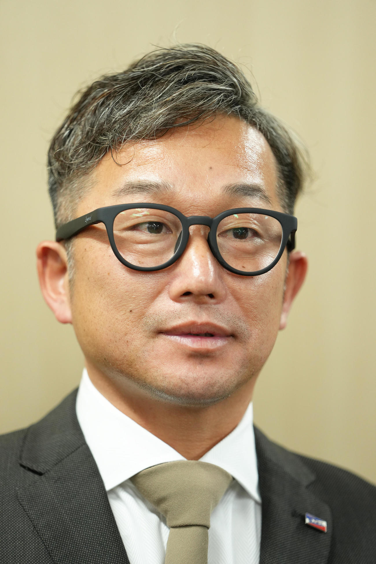 契約更改を終え、記者からの質問に答えるヤクルト石川（撮影・足立雅史）