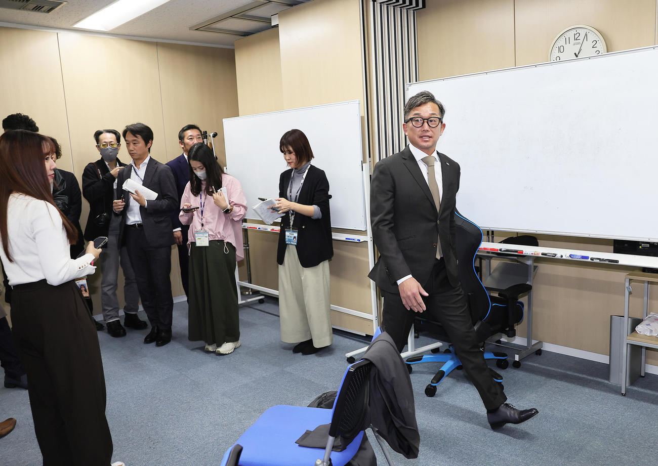 契約更改を終え、会見場を後にするヤクルト石川（撮影・足立雅史）