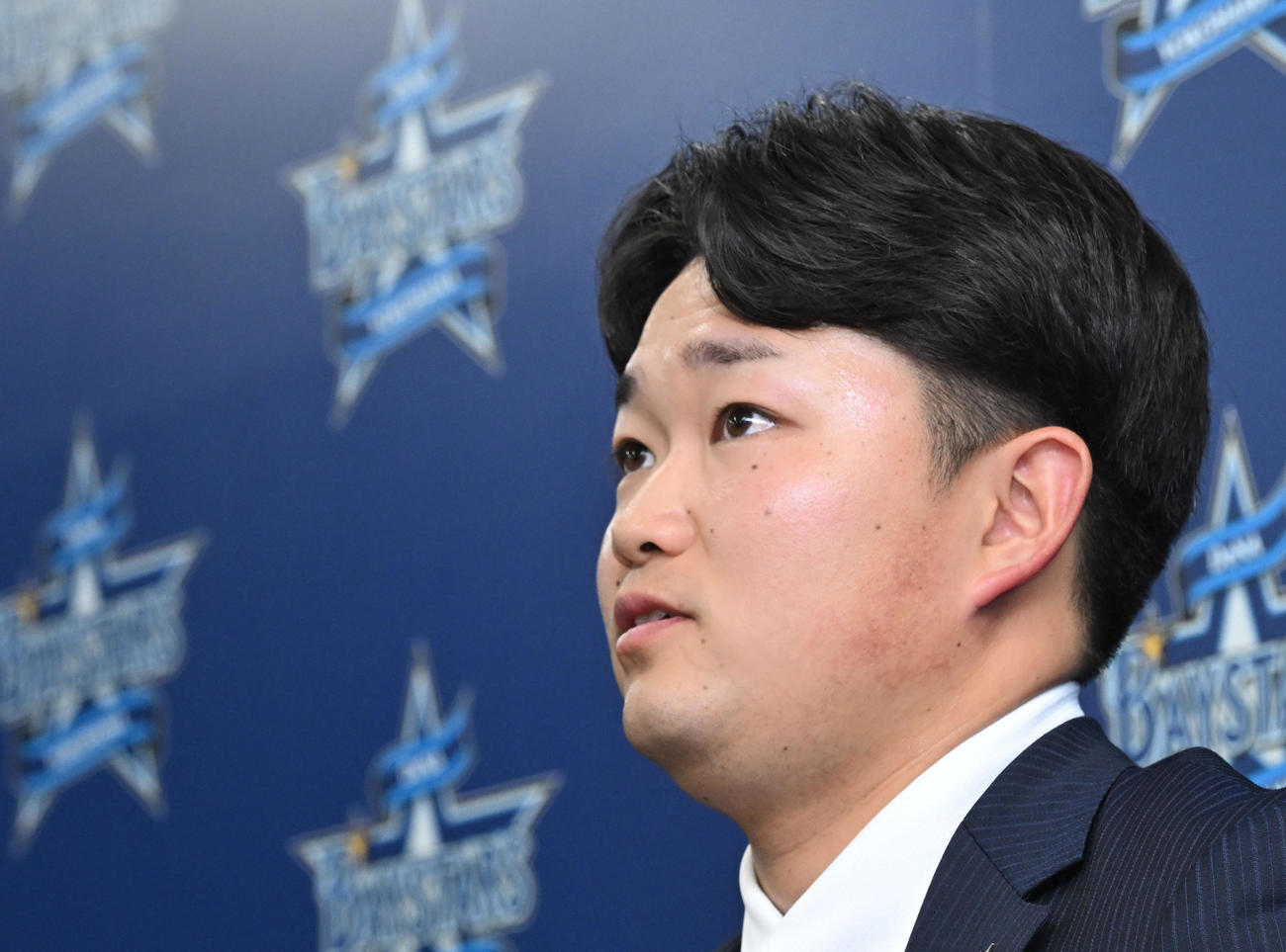 契約更改後の記者会見で今季を振り返るDeNA石田裕（撮影・千葉一成）