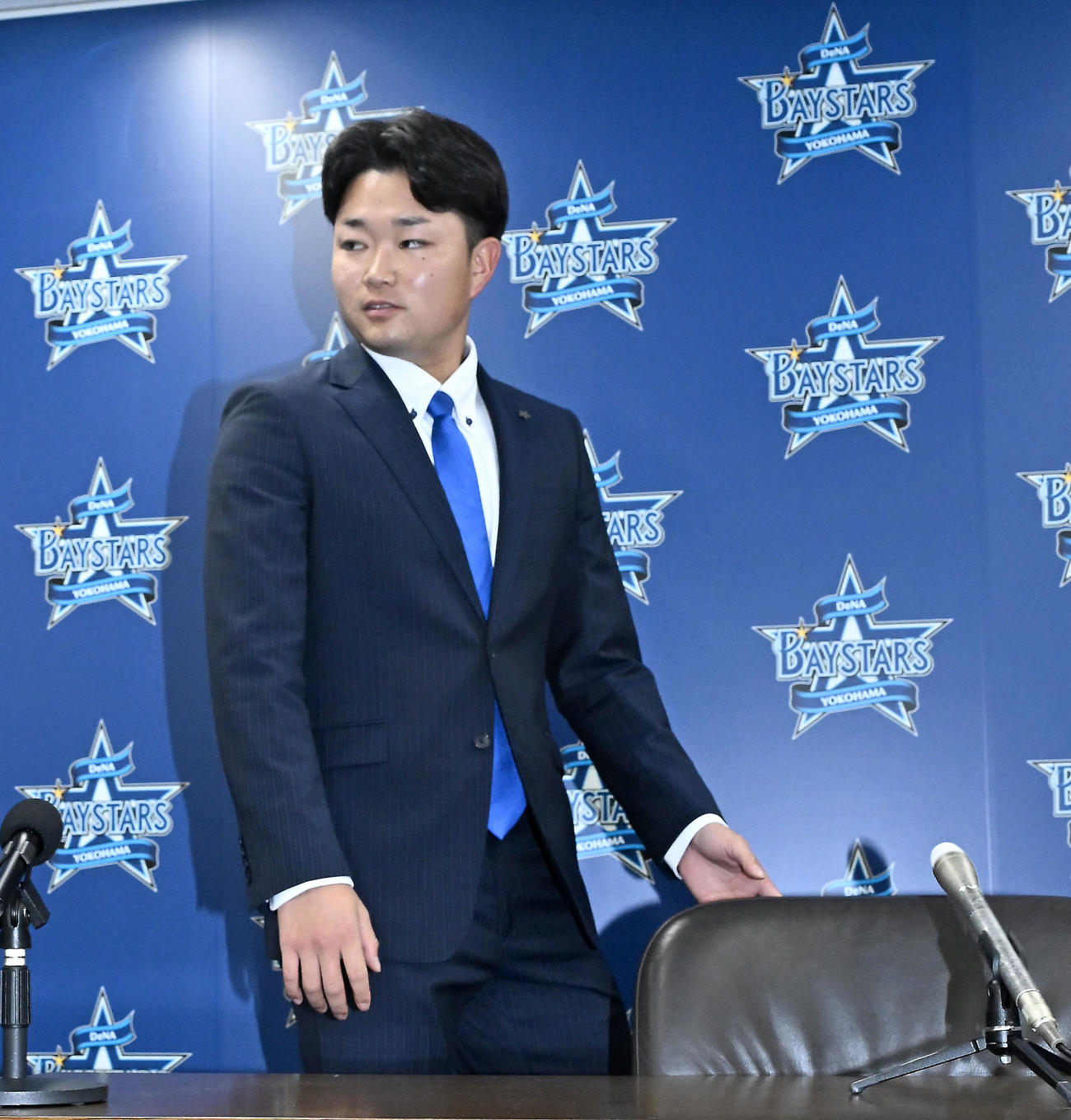 契約更改後の記者会見に臨むDeNA石田裕（撮影・千葉一成）