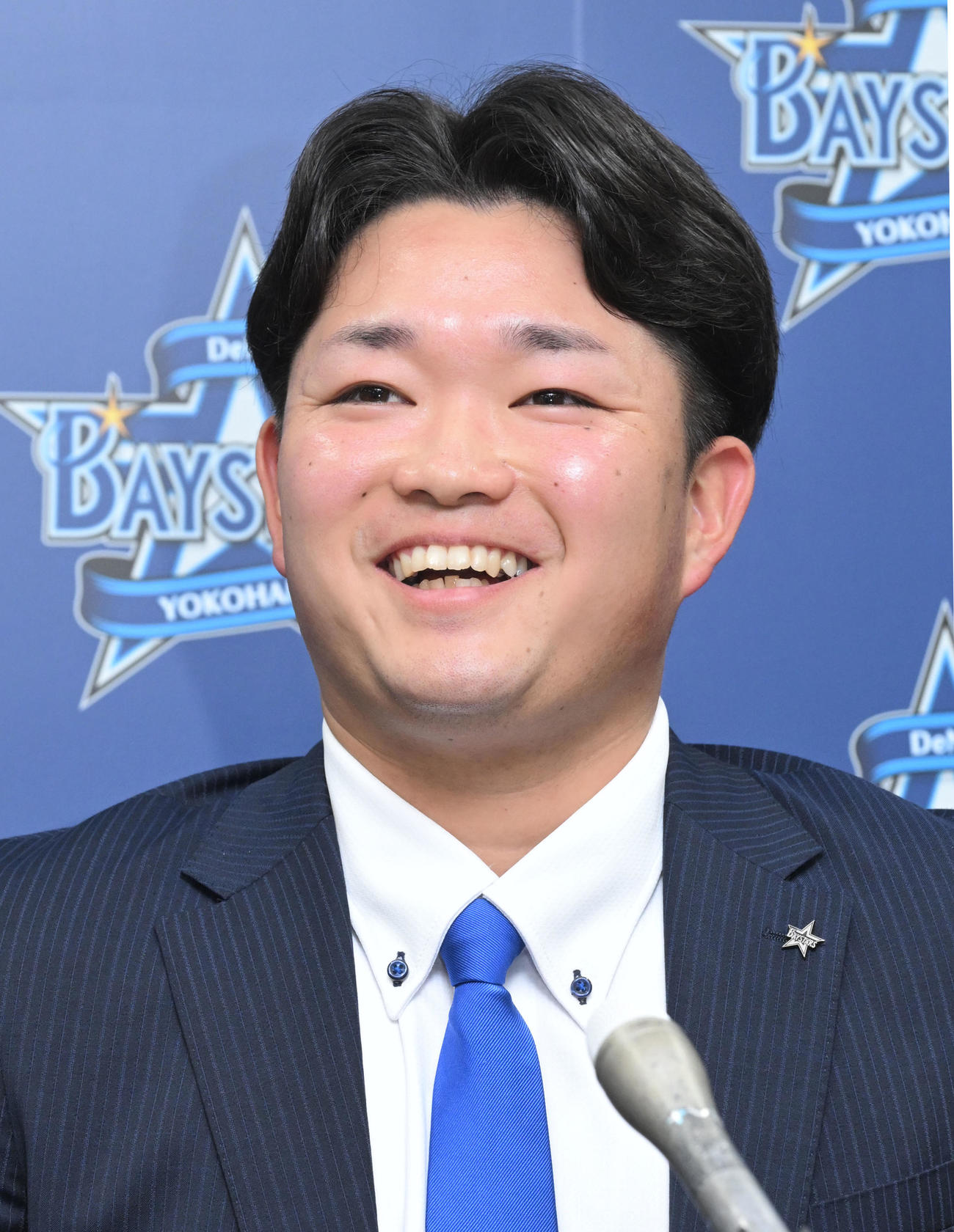 契約更改後の記者会見で今季を振り返るDeNA石田裕（撮影・千葉一成）