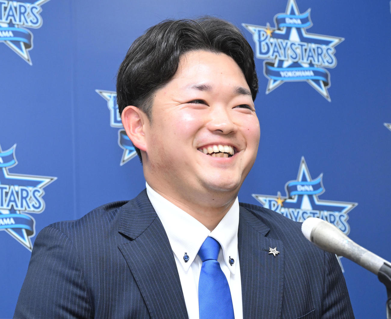 契約更改後の記者会見で今季を振り返るDeNA石田裕（撮影・千葉一成）