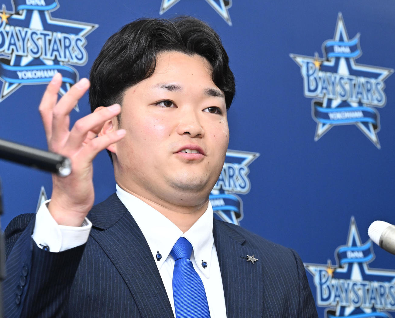 契約更改後の記者会見で今季を振り返るDeNA石田裕（撮影・千葉一成）