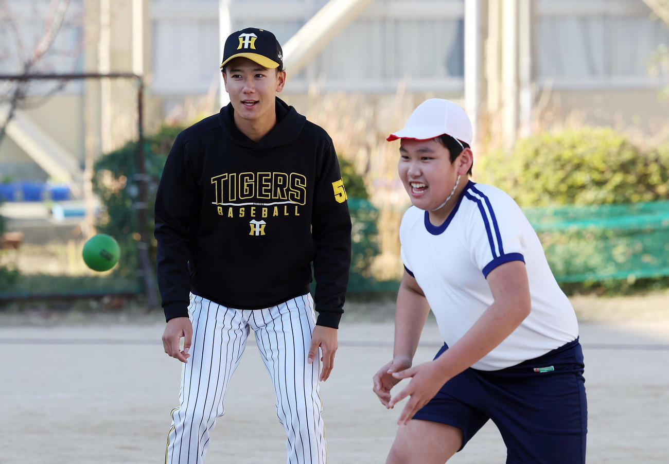 ゲストティーチャーで小学校を訪れ、子どもたちと交流する阪神山田（撮影・前田充）
