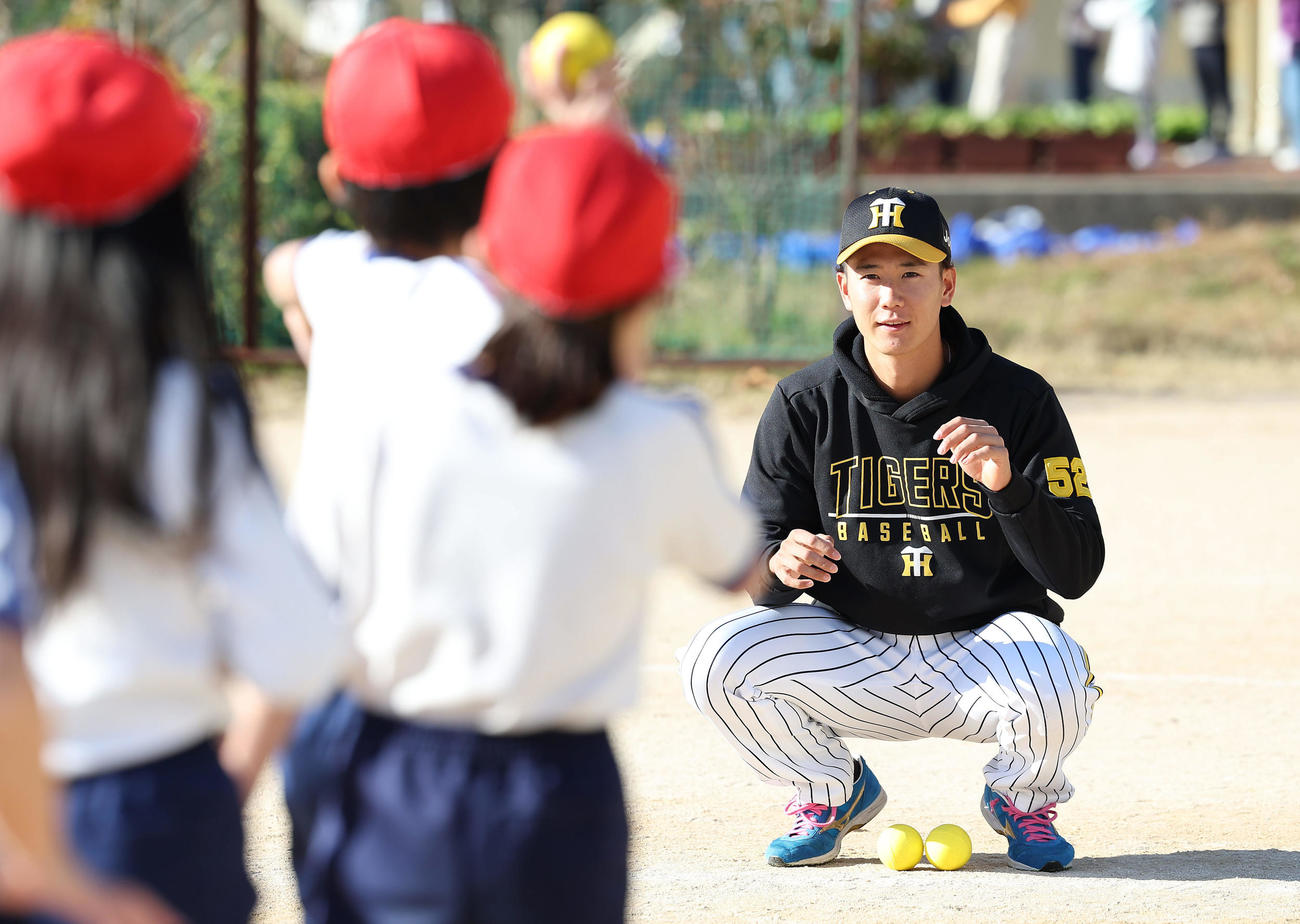 ゲストティーチャーで小学校を訪れ、子どもたちと交流する阪神山田（撮影・前田充）