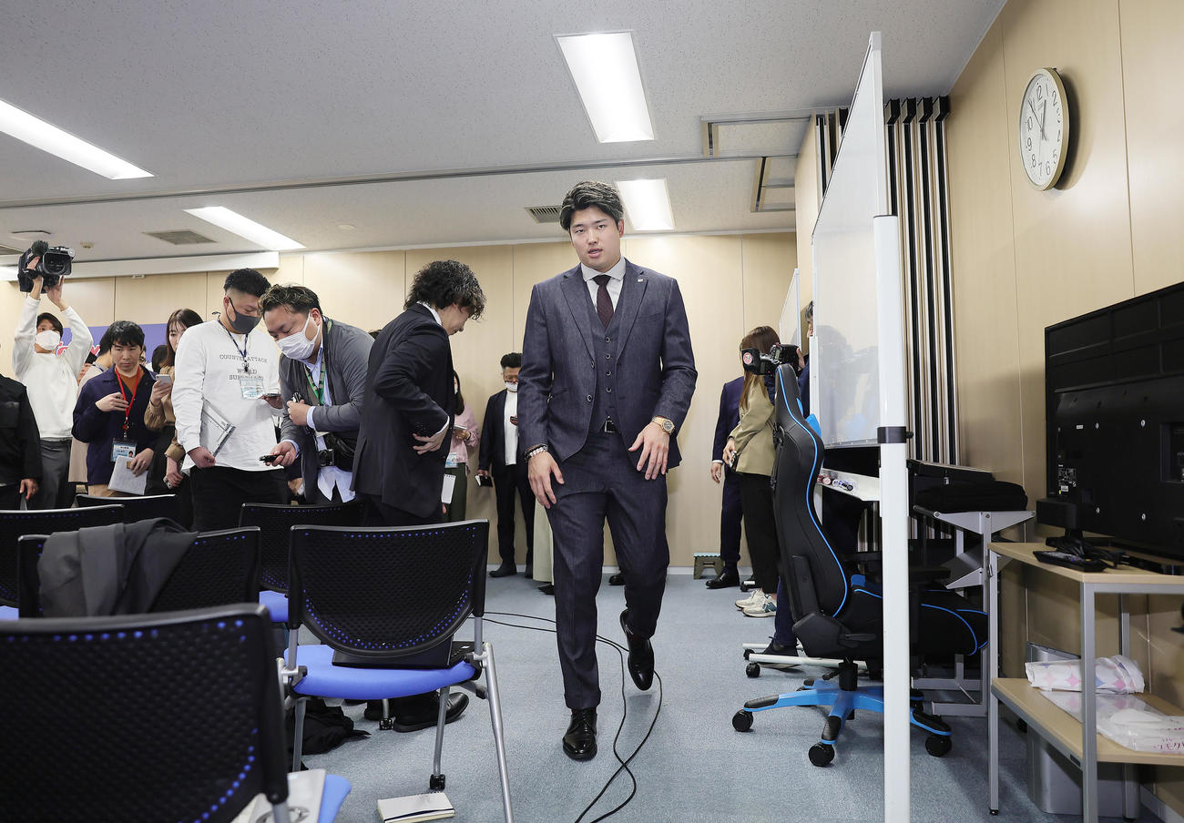 契約更改後、会見場を後にするヤクルト村上（撮影・足立雅史）