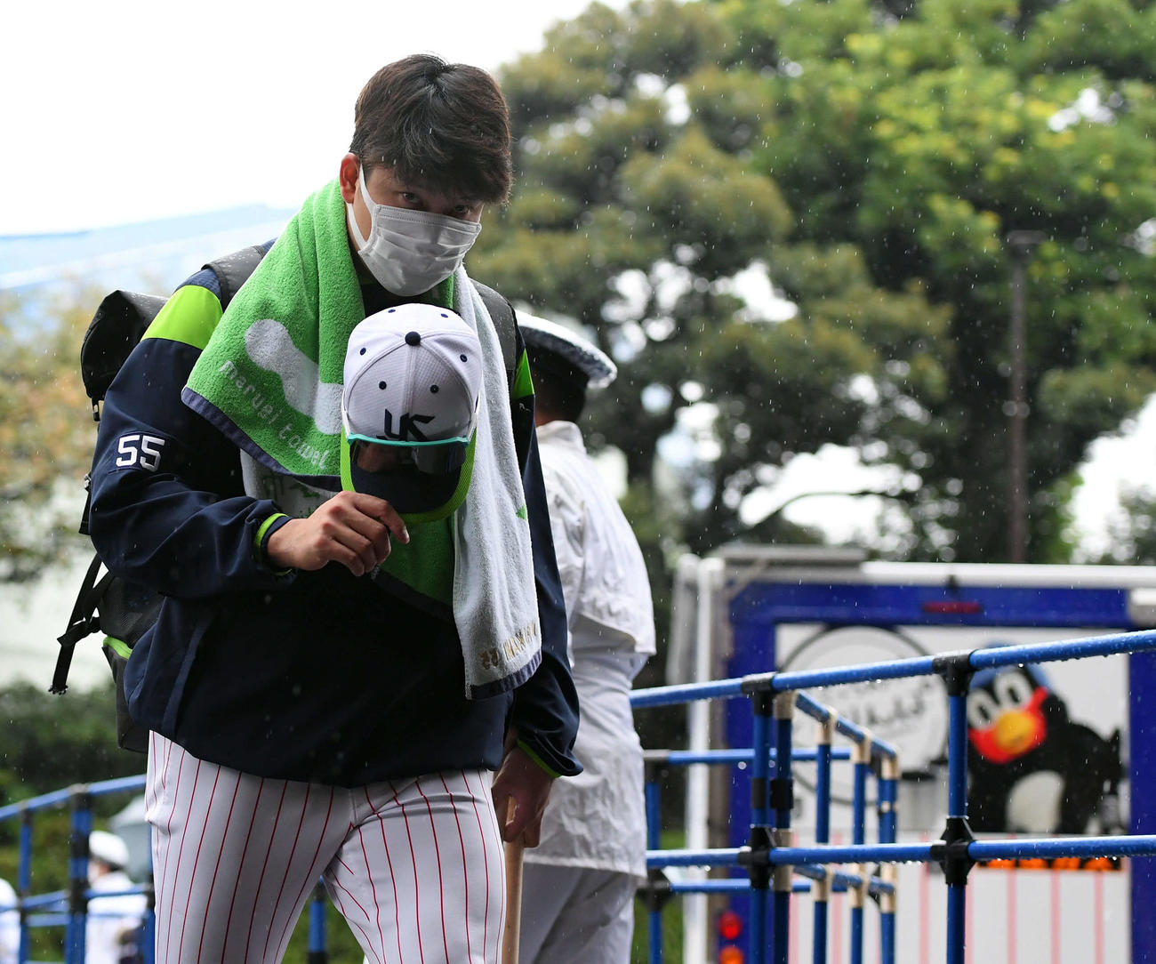 練習を終えてクラブハウスに引き揚げるヤクルト村上（2021年撮影）