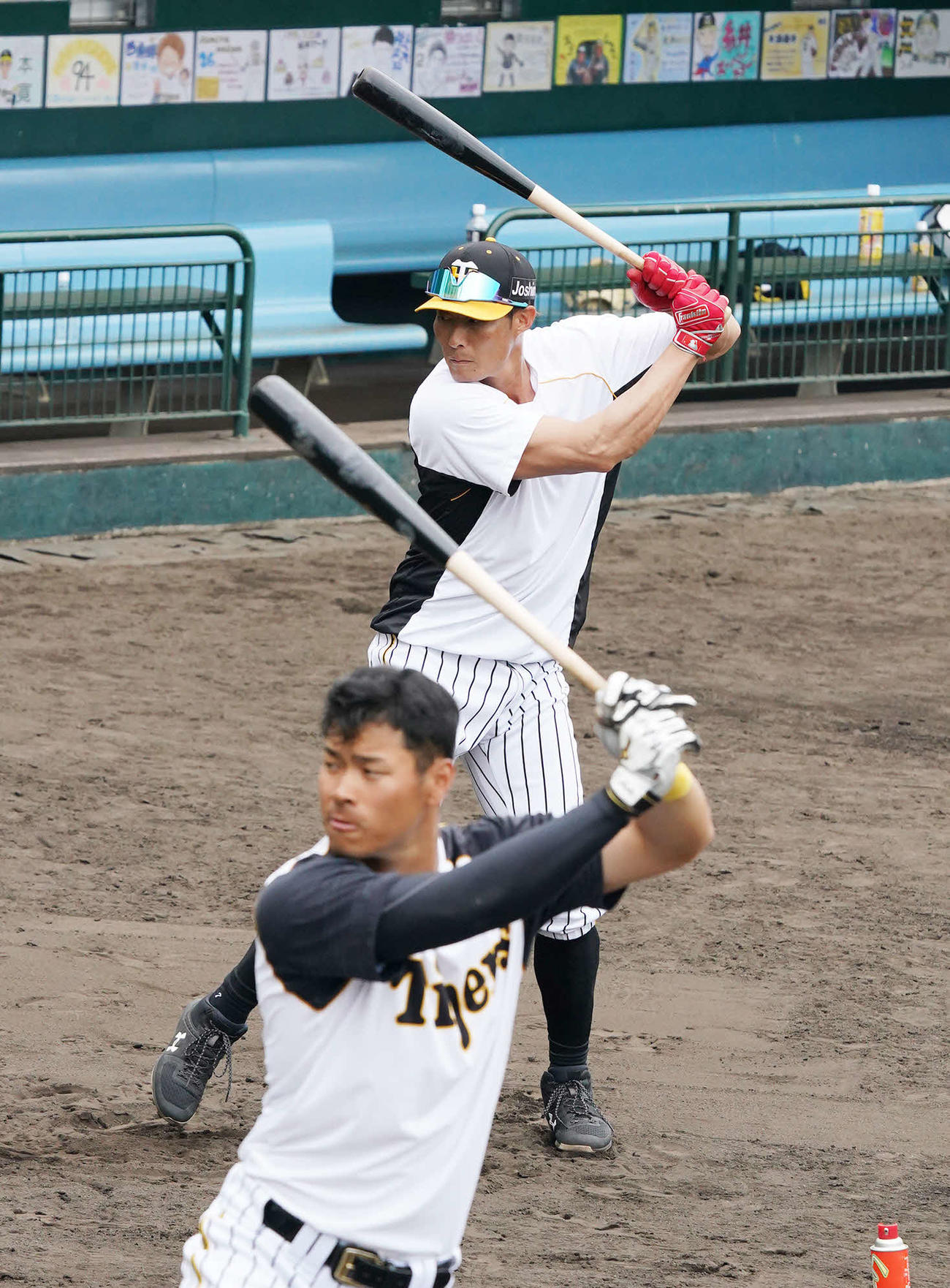21年2月、春季キャンプで並んで打撃練習を行う糸井（後方）と佐藤輝