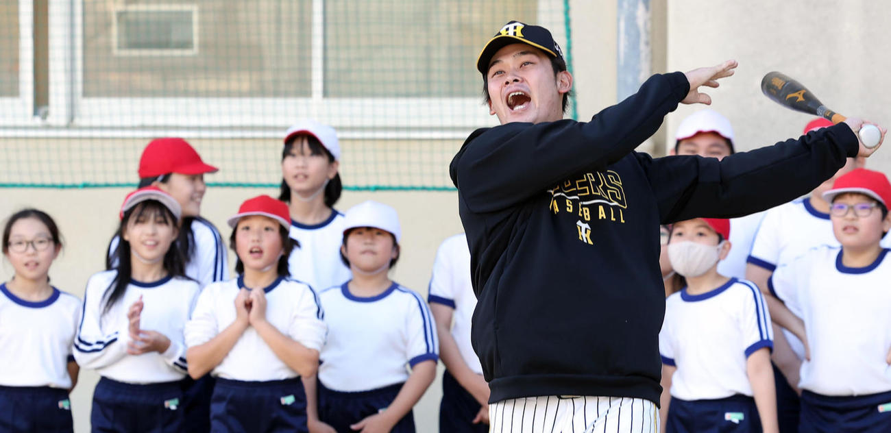 ゲストティーチャーで小学校を訪れ、子どもたちに打撃を披露する阪神野口（撮影・前田充）