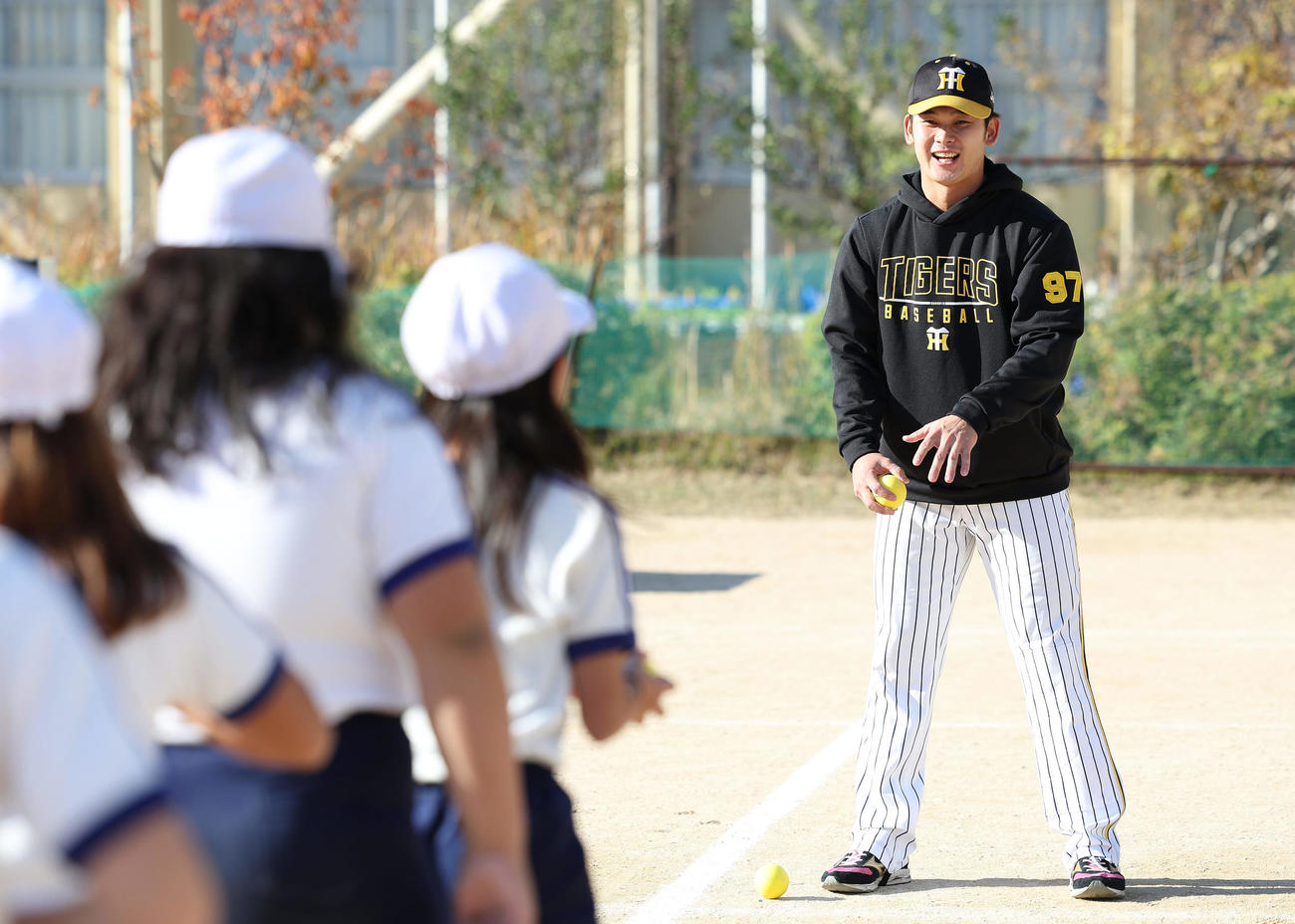 ゲストティーチャーで小学校を訪れ、子どもたちと交流する阪神野口（撮影・前田充）