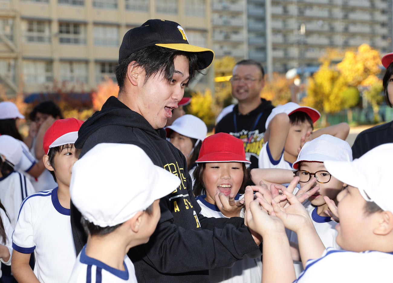ゲストティーチャーで小学校を訪れ、子どもたちと交流する阪神野口（撮影・前田充）