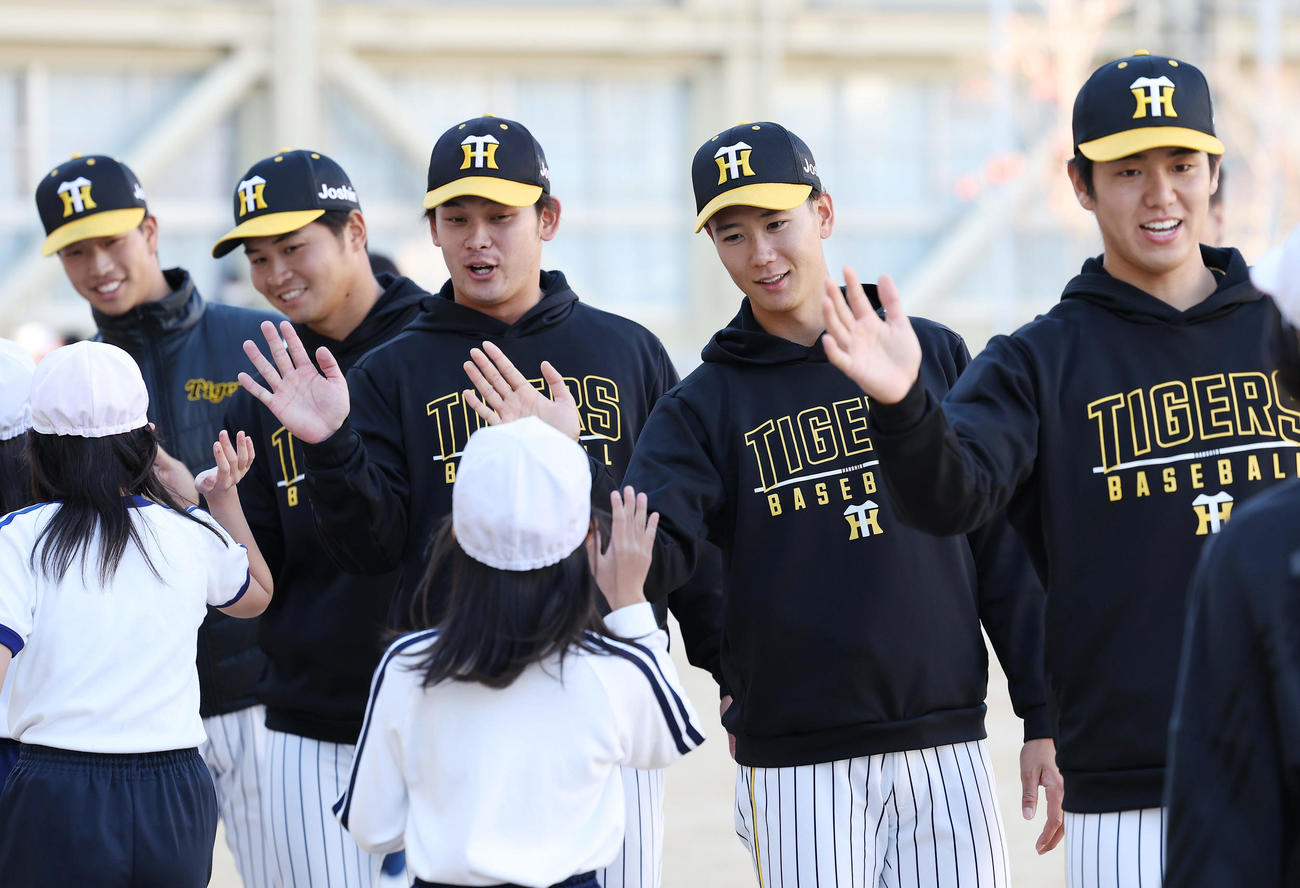 ゲストティーチャーで小学校を訪れ、子どもたちと交流する阪神の選手たち。右から石黒、山田、野口、松原、百崎（撮影・前田充）