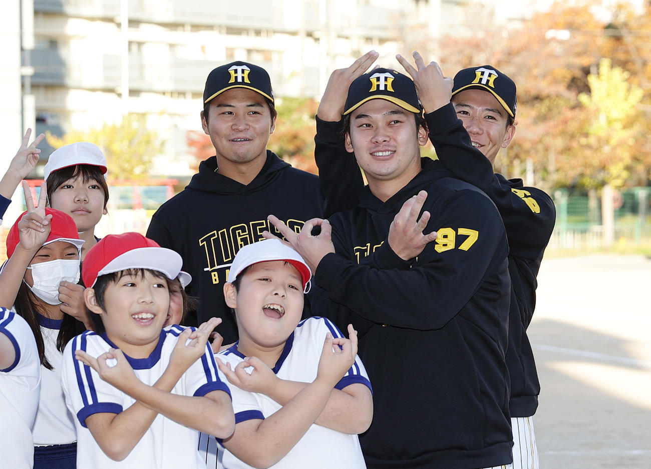ゲストティーチャーで小学校を訪れ子どもたちと交流する、左から阪神松原、野口、山田（撮影・前田充）