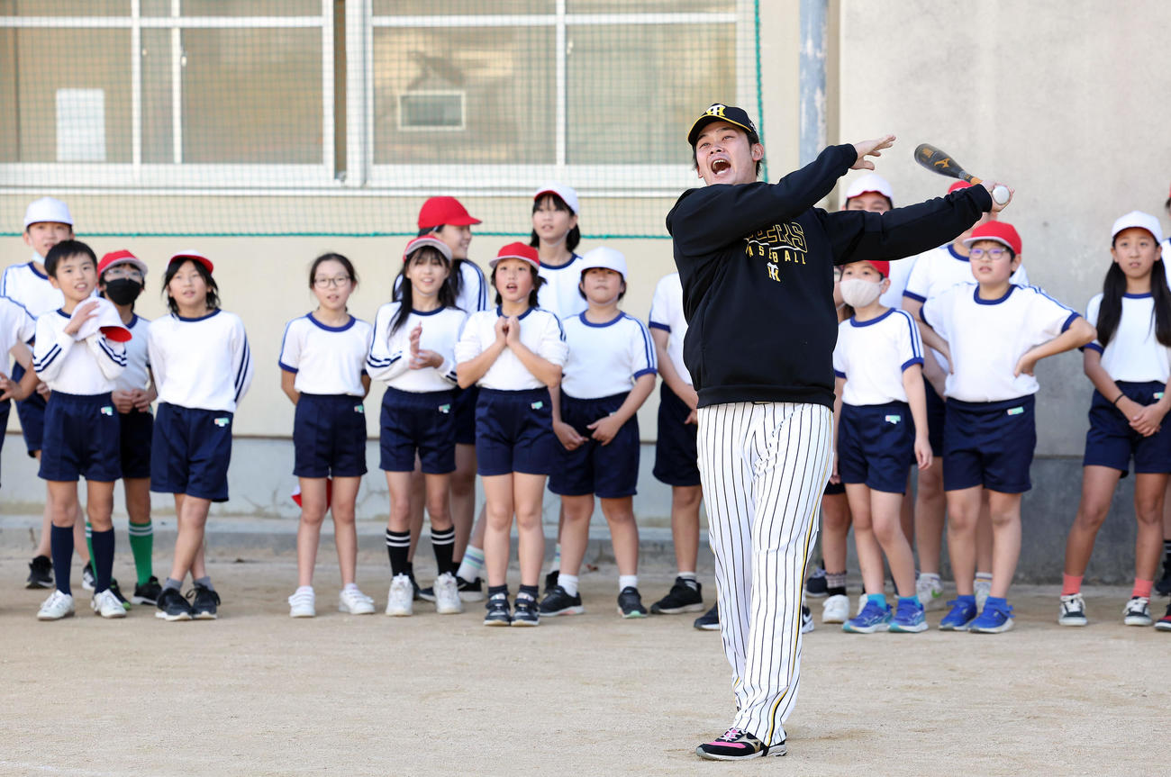 ゲストティーチャーで小学校を訪れ、子どもたちに打撃を披露する阪神野口（撮影・前田充）