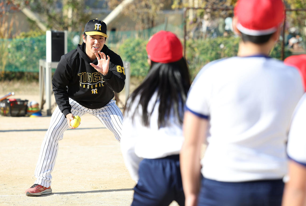 ゲストティーチャーで小学校を訪れ、子どもたちと交流する阪神石黒（撮影・前田充）