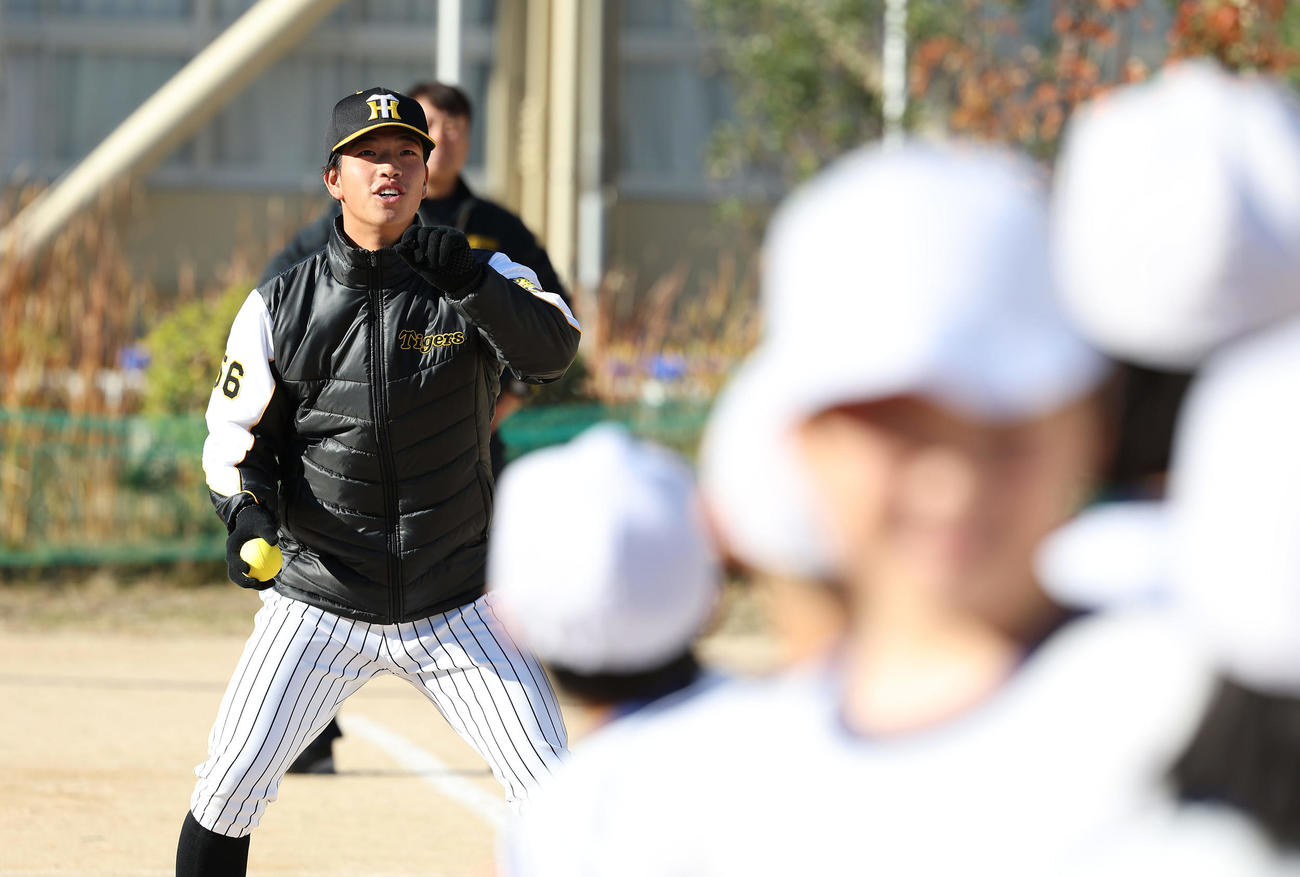 ゲストティーチャーで小学校を訪れ、子どもたちと交流する阪神百崎（撮影・前田充）