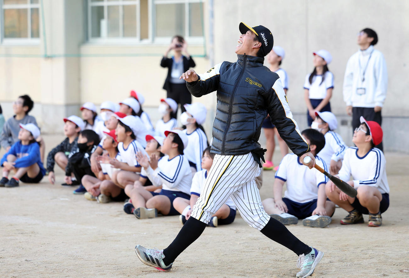 ゲストティーチャーで小学校を訪れ、子どもたちに打撃を披露する阪神百崎（撮影・前田充）