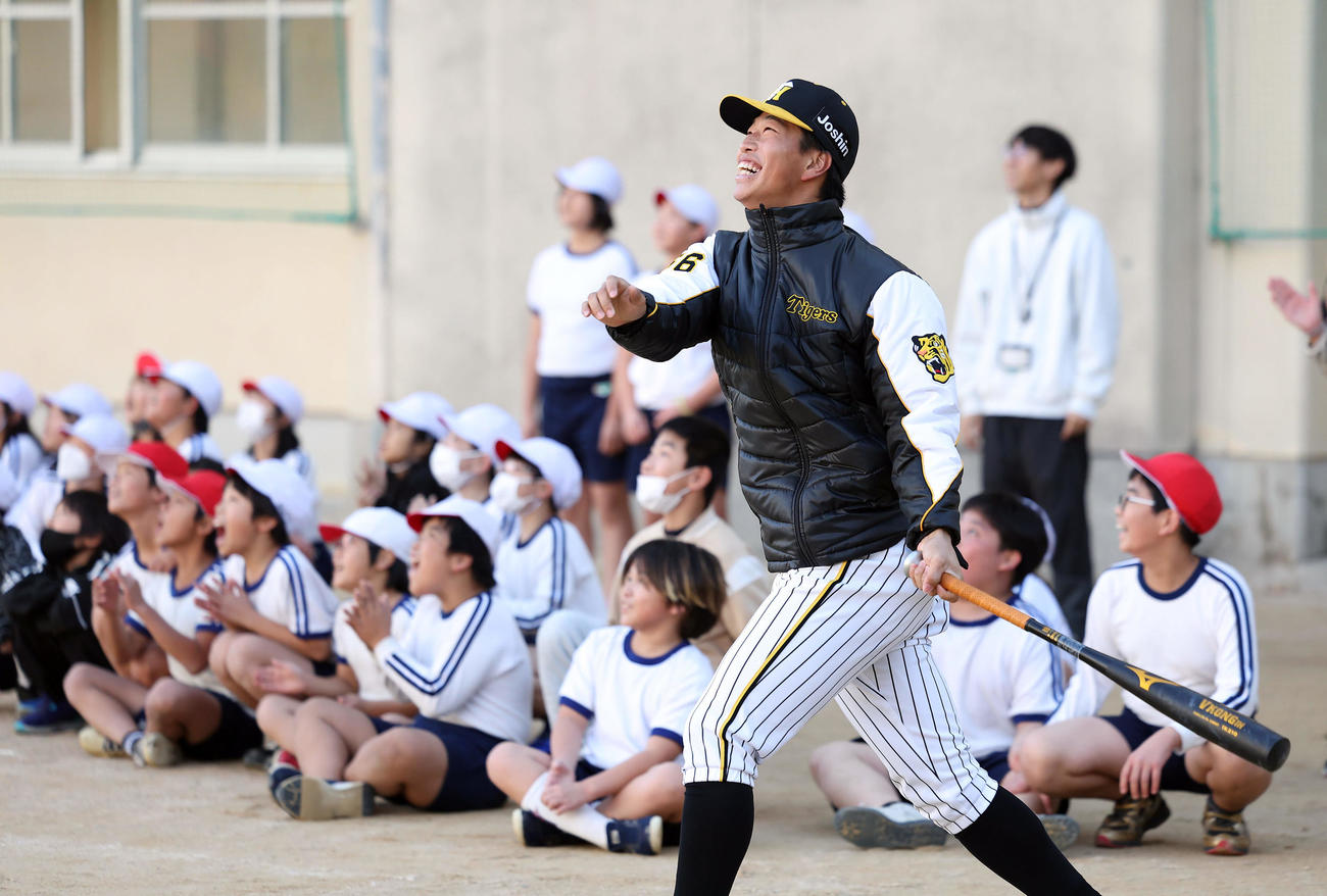 ゲストティーチャーで小学校を訪れ、子どもたちに打撃を披露する阪神百崎（撮影・前田充）