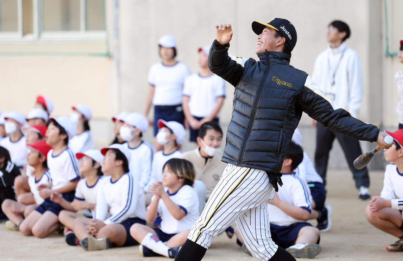 ゲストティーチャーで小学校を訪れ、子どもたちに打撃を披露する阪神百崎（撮影・前田充）