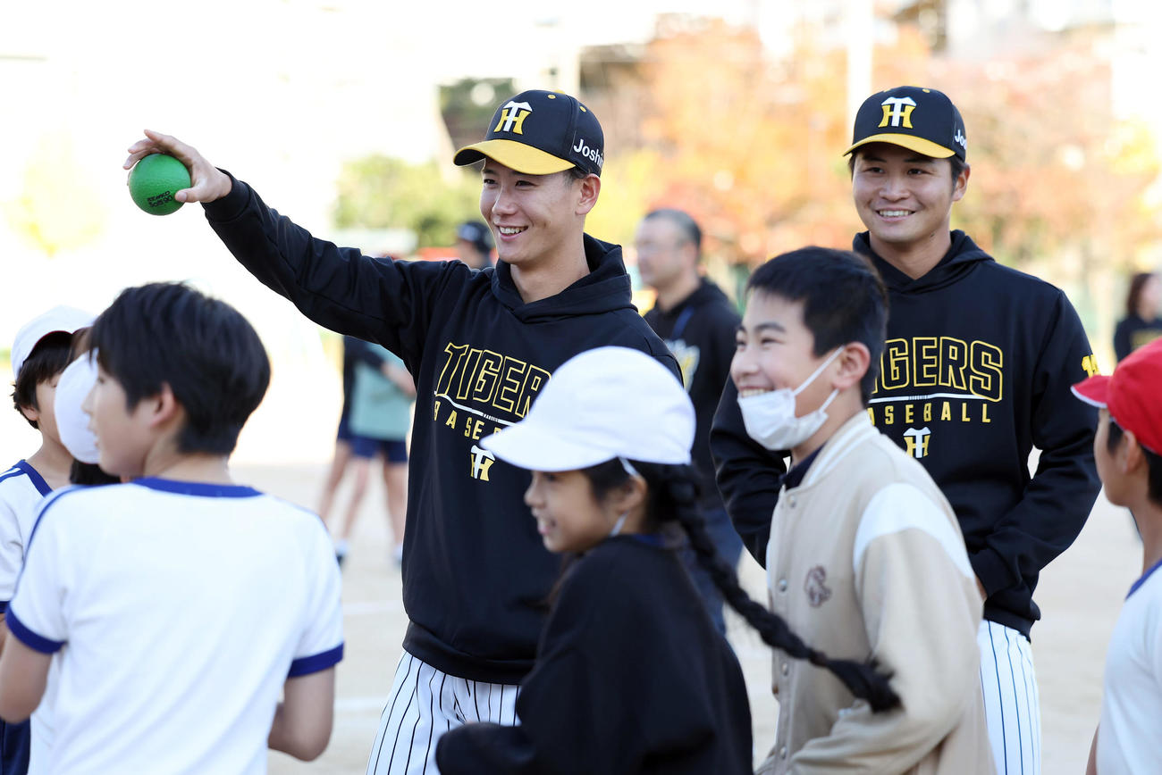 ゲストティーチャーで小学校を訪れ、子どもたちと交流する阪神山田（左）と松原（撮影・前田充）