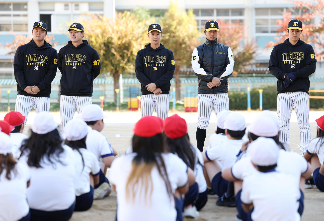 ゲストティーチャーで小学校を訪れ子どもたちと交流する、左から阪神松原、野口、山田、百崎、石黒（撮影・前田充）