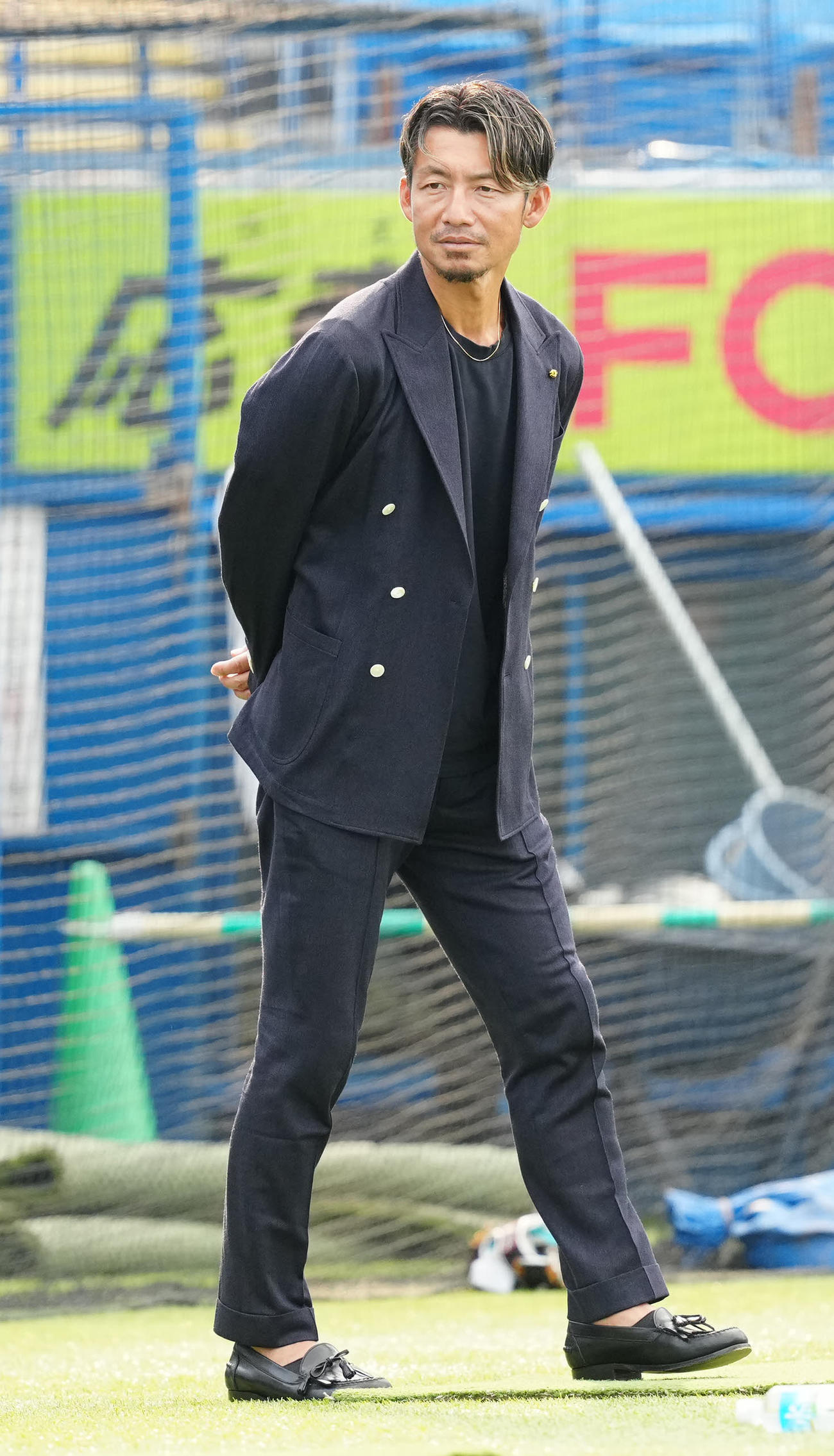ヤクルト対阪神　試合前、阪神の練習を見つめる鳥谷敬氏（2024年9月7日撮影）