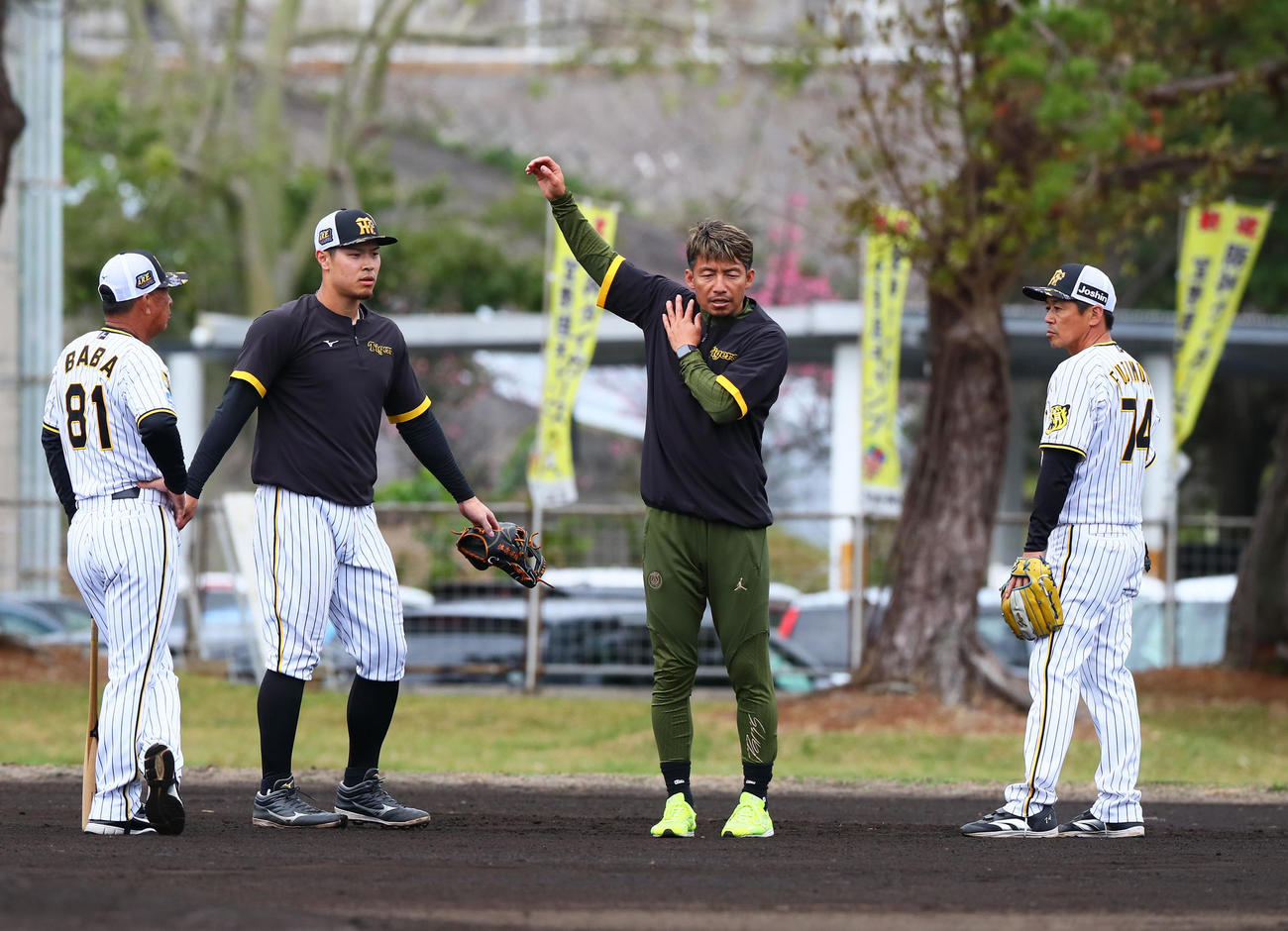 2月、春季キャンプで佐藤輝（左）に守備指導をする鳥谷臨時コーチ