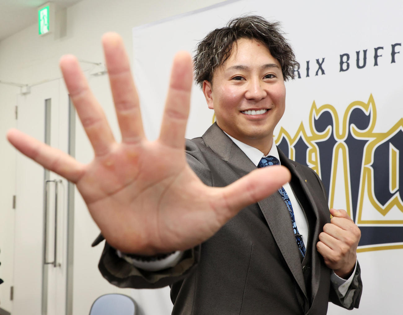 5倍増で契約更改を終えポーズを決める古田島（撮影・加藤哉）
